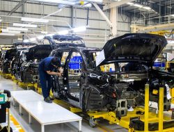 Luncurkan Pabrik EV di Purwakarta Mobil Listrik